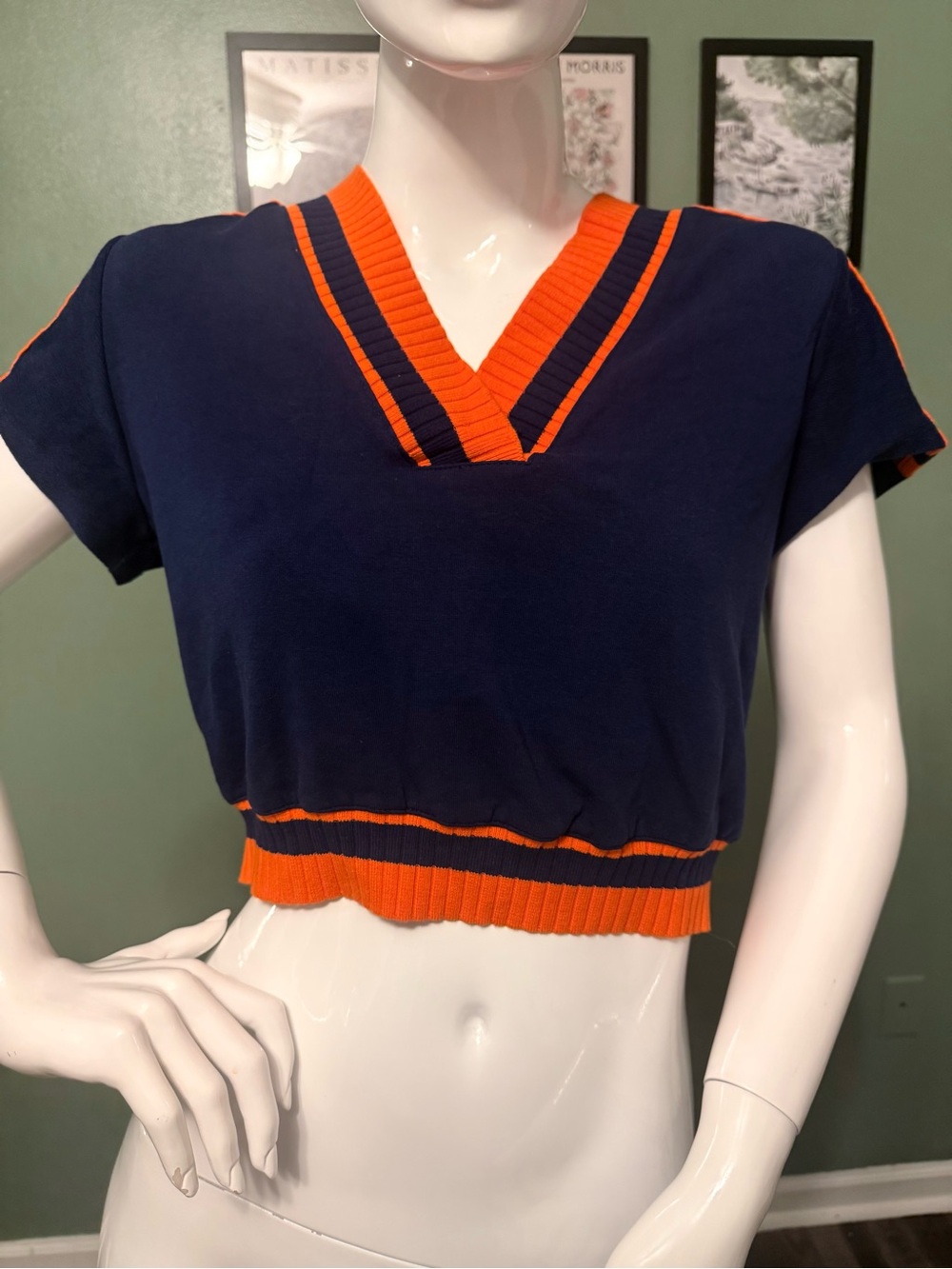 Sports Illustrated Navy & Orange V-Neck Cropped Tee Size Small
